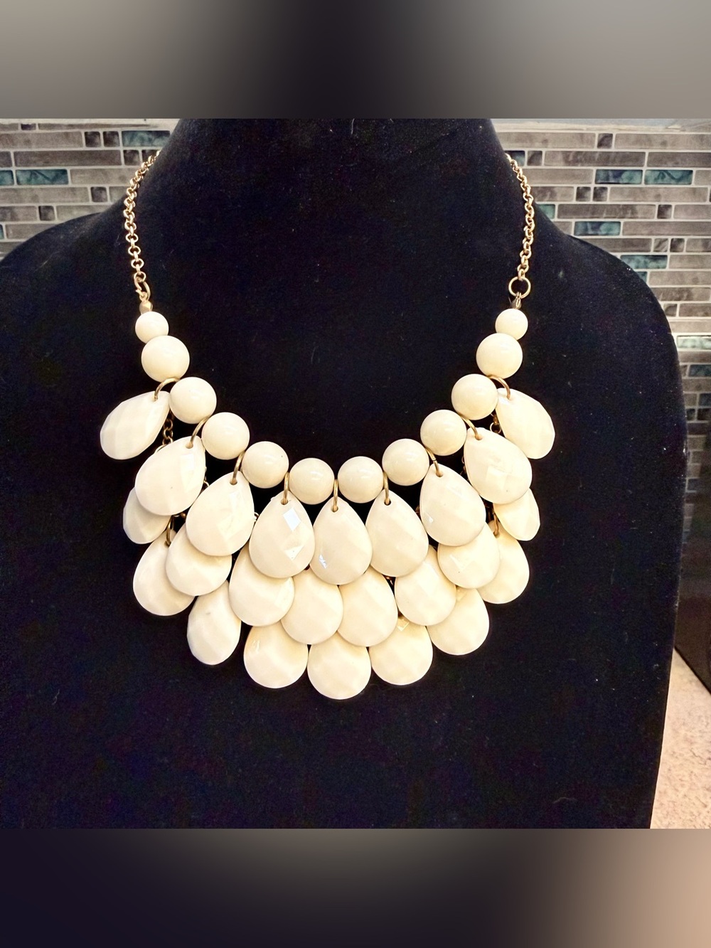 Teardrop bib style chunky necklace